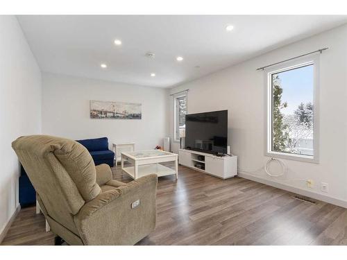 9110 21 Street Se, Calgary, AB - Indoor Photo Showing Living Room