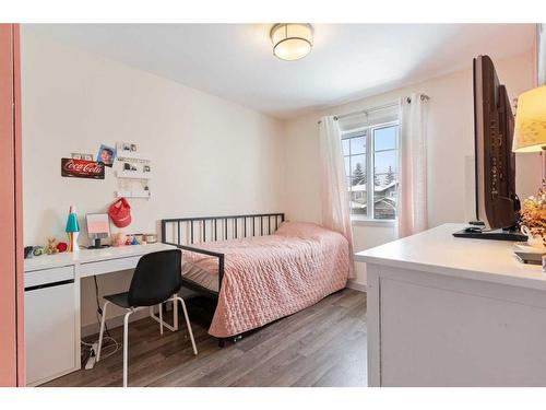 9110 21 Street Se, Calgary, AB - Indoor Photo Showing Bedroom