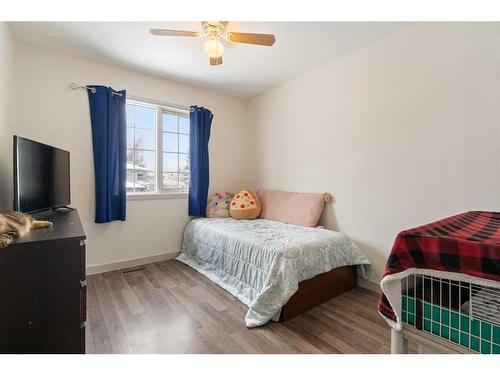 9110 21 Street Se, Calgary, AB - Indoor Photo Showing Bedroom