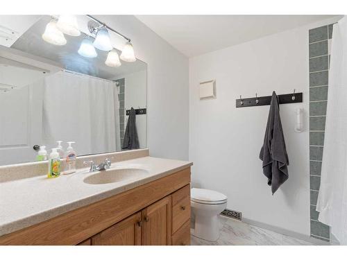 9110 21 Street Se, Calgary, AB - Indoor Photo Showing Bathroom