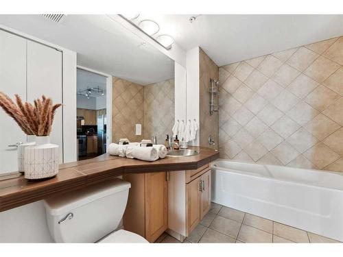 606-205 Riverfront Avenue Sw, Calgary, AB - Indoor Photo Showing Bathroom