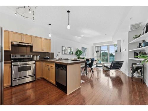 606-205 Riverfront Avenue Sw, Calgary, AB - Indoor Photo Showing Kitchen With Stainless Steel Kitchen