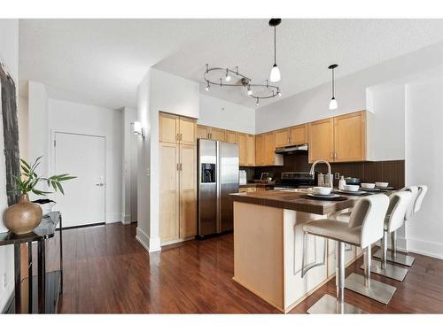 606-205 Riverfront Avenue Sw, Calgary, AB - Indoor Photo Showing Kitchen