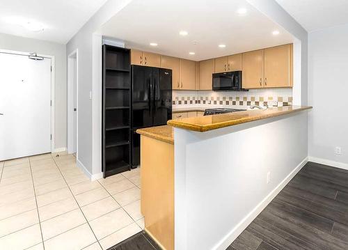 907-1108 6 Avenue Sw, Calgary, AB - Indoor Photo Showing Kitchen