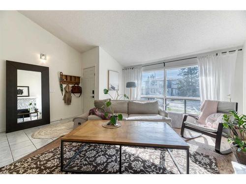 8518 47 Avenue Nw, Calgary, AB - Indoor Photo Showing Living Room