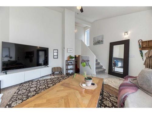 8518 47 Avenue Nw, Calgary, AB - Indoor Photo Showing Living Room