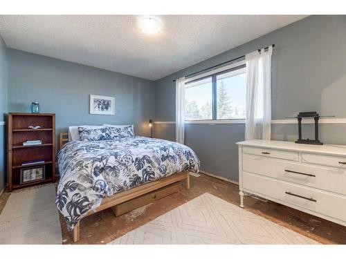 8518 47 Avenue Nw, Calgary, AB - Indoor Photo Showing Bedroom