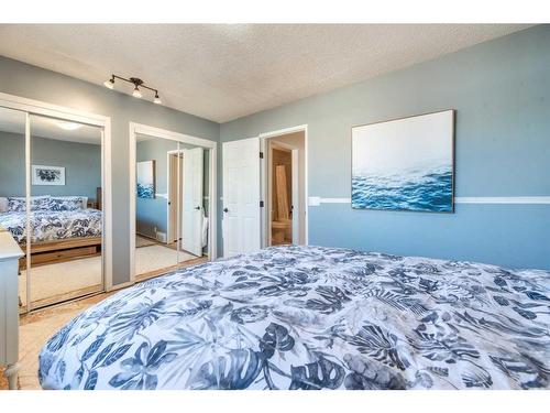 8518 47 Avenue Nw, Calgary, AB - Indoor Photo Showing Bedroom