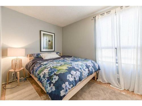 8518 47 Avenue Nw, Calgary, AB - Indoor Photo Showing Bedroom