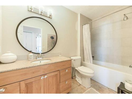 8518 47 Avenue Nw, Calgary, AB - Indoor Photo Showing Bathroom