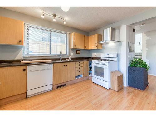 8518 47 Avenue Nw, Calgary, AB - Indoor Photo Showing Kitchen