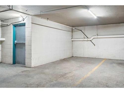 404-1330 15 Avenue Sw, Calgary, AB - Indoor Photo Showing Garage