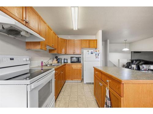 B-4607 46 Street, Innisfail, AB - Indoor Photo Showing Kitchen With Double Sink