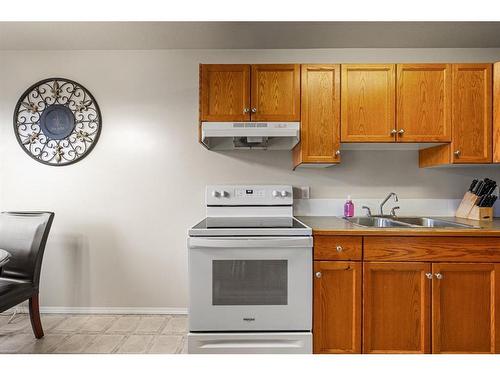 B-4607 46 Street, Innisfail, AB - Indoor Photo Showing Kitchen With Double Sink