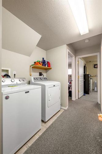 B-4607 46 Street, Innisfail, AB - Indoor Photo Showing Laundry Room