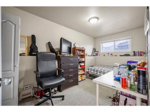 B-4607 46 Street, Innisfail, AB - Indoor Photo Showing Bedroom