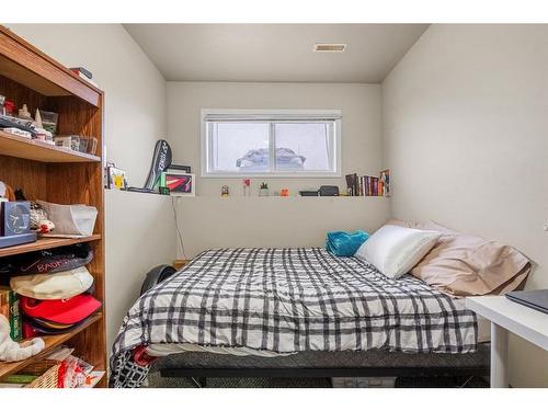 B-4607 46 Street, Innisfail, AB - Indoor Photo Showing Bedroom