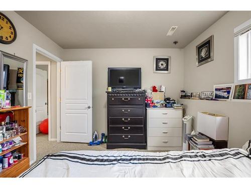 B-4607 46 Street, Innisfail, AB - Indoor Photo Showing Bedroom