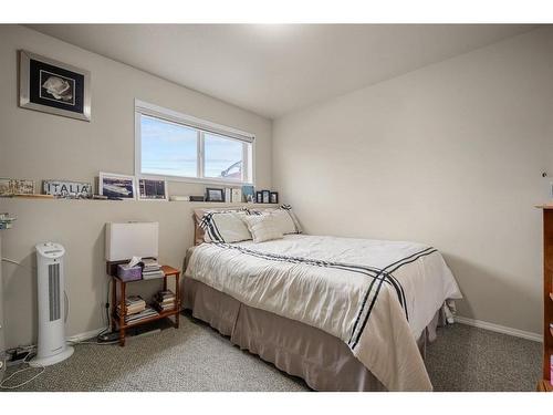 B-4607 46 Street, Innisfail, AB - Indoor Photo Showing Bedroom