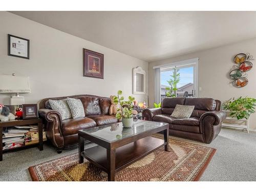 B-4607 46 Street, Innisfail, AB - Indoor Photo Showing Living Room