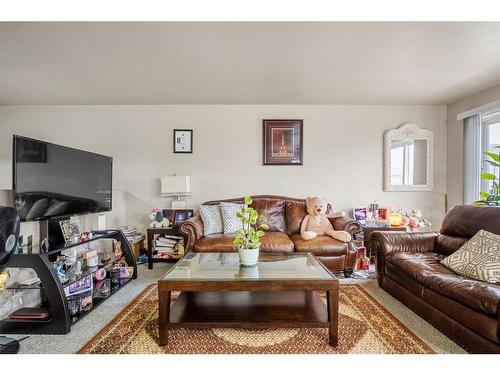 B-4607 46 Street, Innisfail, AB - Indoor Photo Showing Living Room