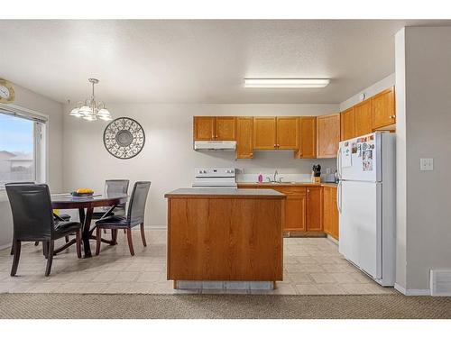 B-4607 46 Street, Innisfail, AB - Indoor Photo Showing Kitchen