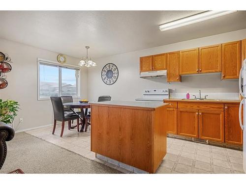 B-4607 46 Street, Innisfail, AB - Indoor Photo Showing Kitchen