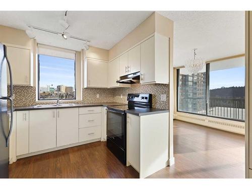 908-80 Point Mckay Crescent Nw, Calgary, AB - Indoor Photo Showing Kitchen