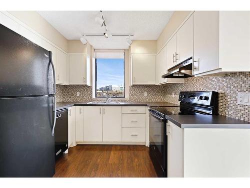 908-80 Point Mckay Crescent Nw, Calgary, AB - Indoor Photo Showing Kitchen