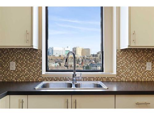 908-80 Point Mckay Crescent Nw, Calgary, AB - Indoor Photo Showing Kitchen With Double Sink