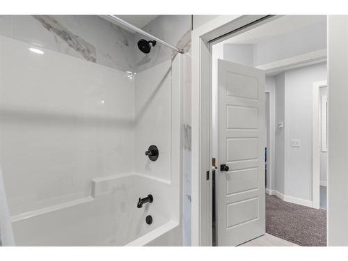 61 Creekstone Square Sw, Calgary, AB - Indoor Photo Showing Bathroom