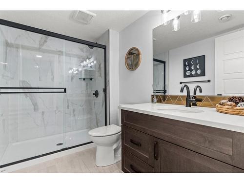 61 Creekstone Square Sw, Calgary, AB - Indoor Photo Showing Bathroom