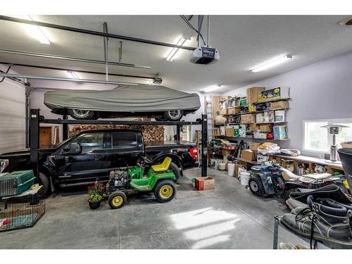 331067 Rge. Rd. 234, Rural Kneehill County, AB - Indoor Photo Showing Garage