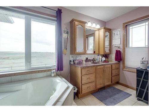 331067 Range Road 234, Rural Kneehill County, AB - Indoor Photo Showing Bedroom