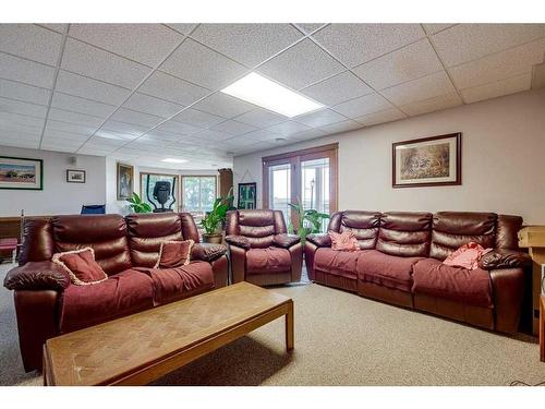 331067 Rge. Rd. 234, Rural Kneehill County, AB - Indoor Photo Showing Living Room