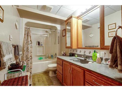 331067 Rge. Rd. 234, Rural Kneehill County, AB - Indoor Photo Showing Bathroom