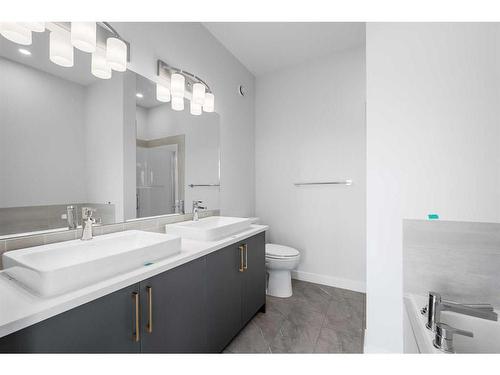 613 Mahogany Road Se, Calgary, AB - Indoor Photo Showing Bathroom