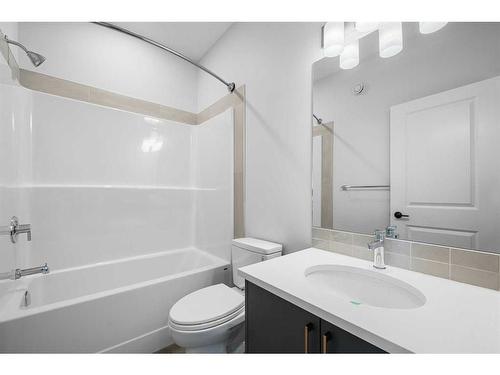 613 Mahogany Road Se, Calgary, AB - Indoor Photo Showing Bathroom