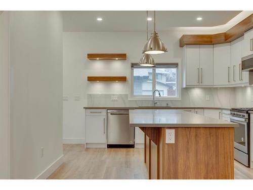 4403 26 Avenue Se, Calgary, AB - Indoor Photo Showing Kitchen