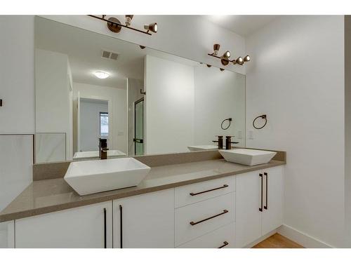 4403 26 Avenue Se, Calgary, AB - Indoor Photo Showing Bathroom