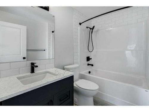 3115-33 Carringham Gate Nw, Calgary, AB - Indoor Photo Showing Bathroom