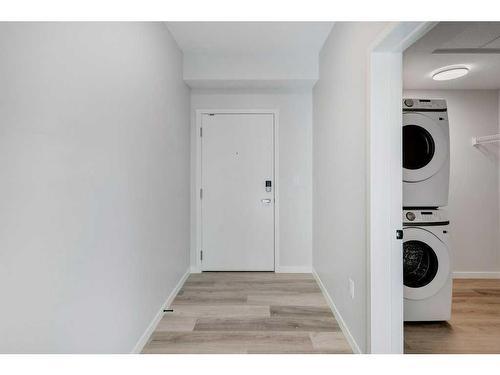 3115-33 Carringham Gate Nw, Calgary, AB - Indoor Photo Showing Laundry Room