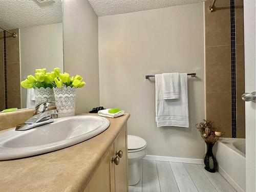 4115-60 Panatella Street Nw, Calgary, AB - Indoor Photo Showing Bathroom