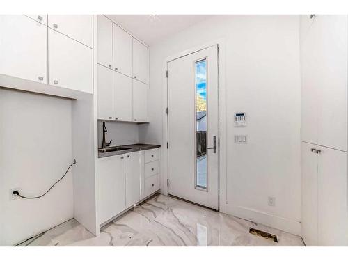 129 10 Avenue Nw, Calgary, AB - Indoor Photo Showing Bathroom