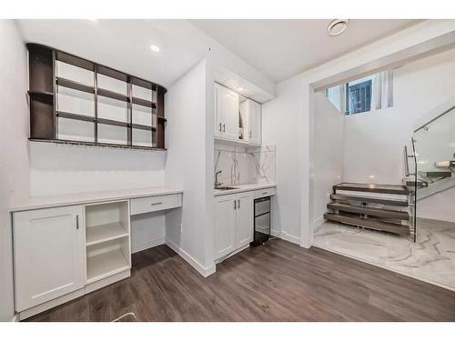 129 10 Avenue Nw, Calgary, AB - Indoor Photo Showing Kitchen