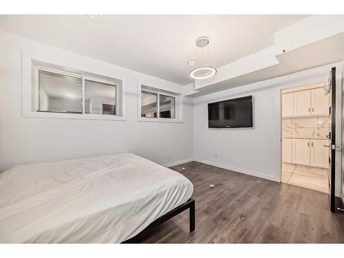 129 10 Avenue Nw, Calgary, AB - Indoor Photo Showing Bedroom