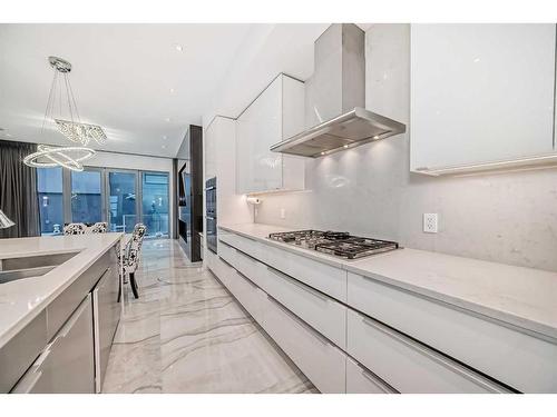 129 10 Avenue Nw, Calgary, AB - Indoor Photo Showing Kitchen With Double Sink With Upgraded Kitchen