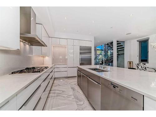 129 10 Avenue Nw, Calgary, AB - Indoor Photo Showing Kitchen With Double Sink With Upgraded Kitchen