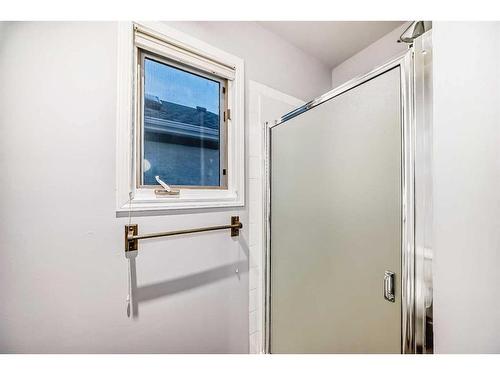 219 Coachway Road Sw, Calgary, AB - Indoor Photo Showing Bathroom