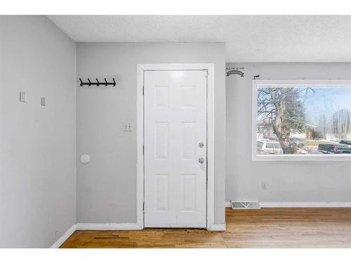 1515 43 Street Se, Calgary, AB - Indoor Photo Showing Other Room